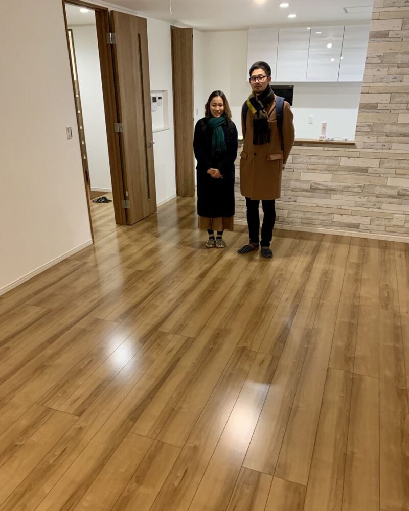 東京都豊島区のご新築マンションで施工後の床とお客様（水性ウレタンフロアコーティング施工後）