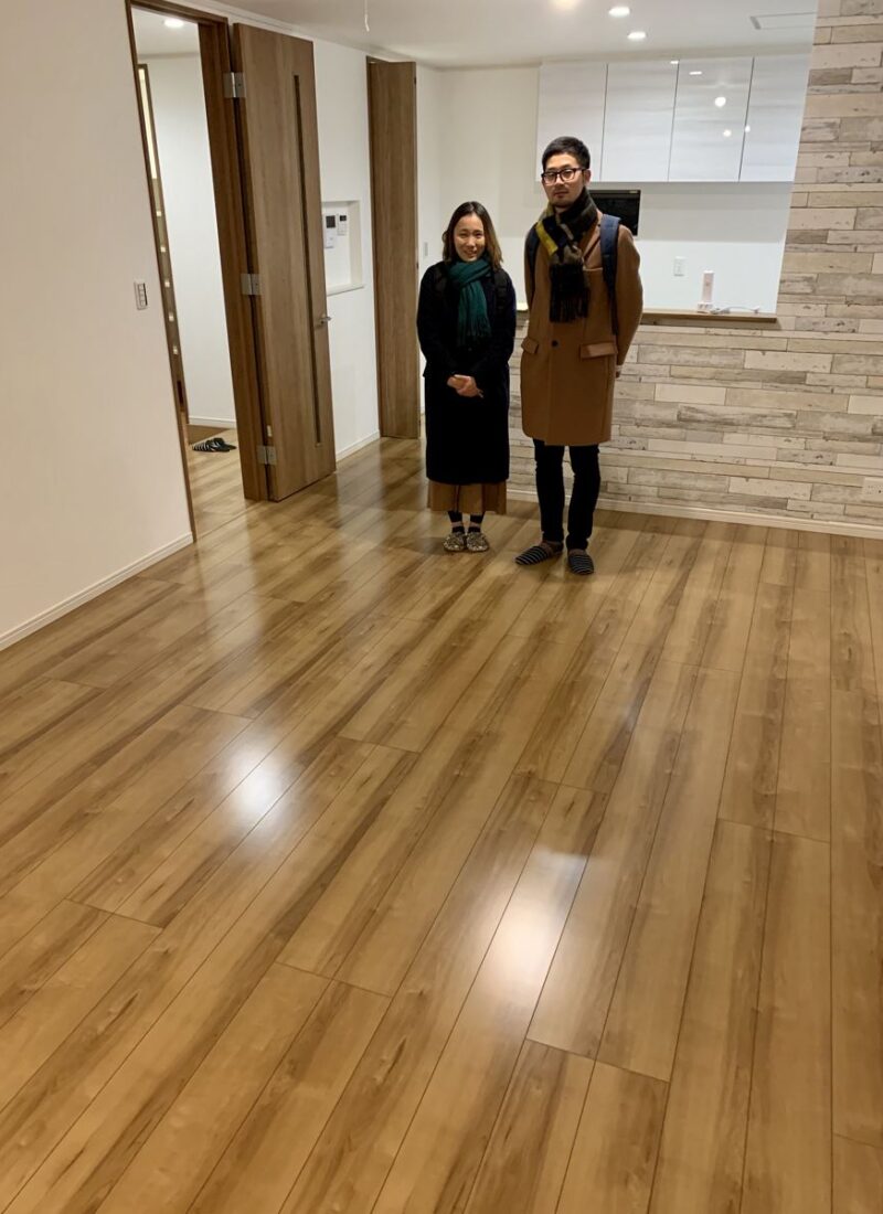 東京都豊島区のご新築マンションで施工後の床とお客様（水性ウレタンフロアコーティング施工後）