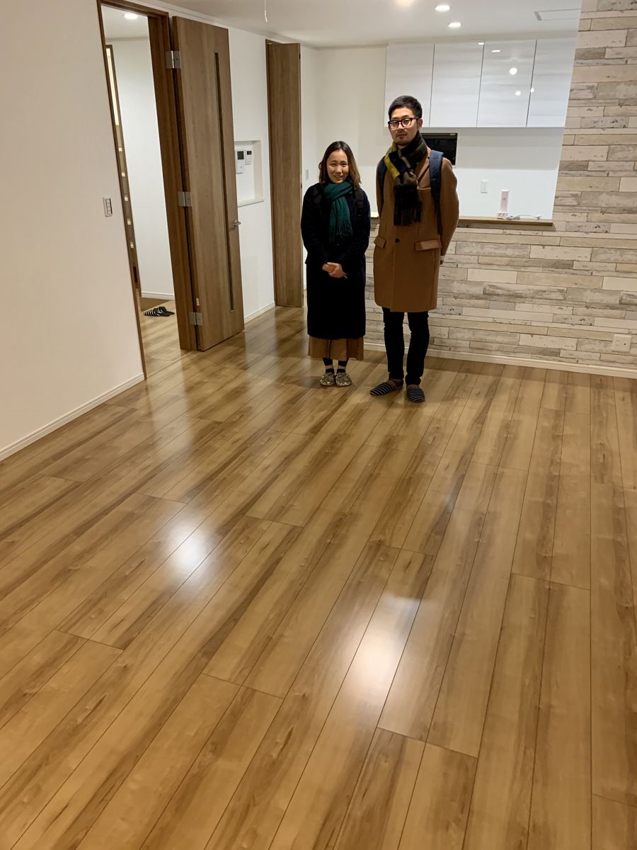 東京都豊島区のご新築マンションで施工後の床とお客様（水性ウレタンフロアコーティング施工後）