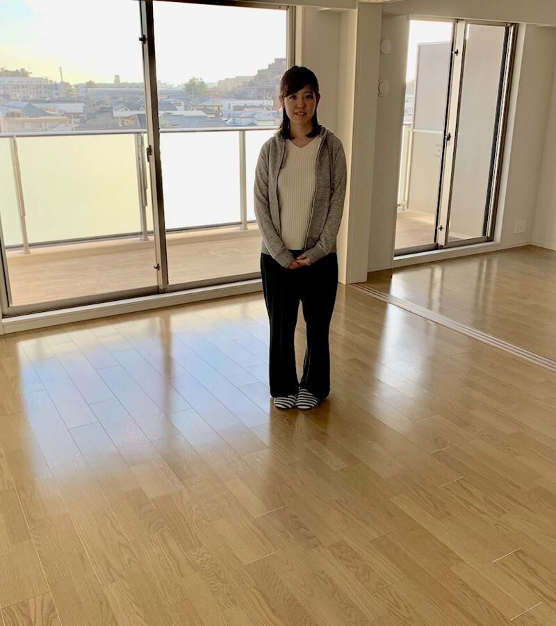 東京都豊島区のご新築マンションで施工後の床とお客様（水性ウレタンフロアコーティング施工後）