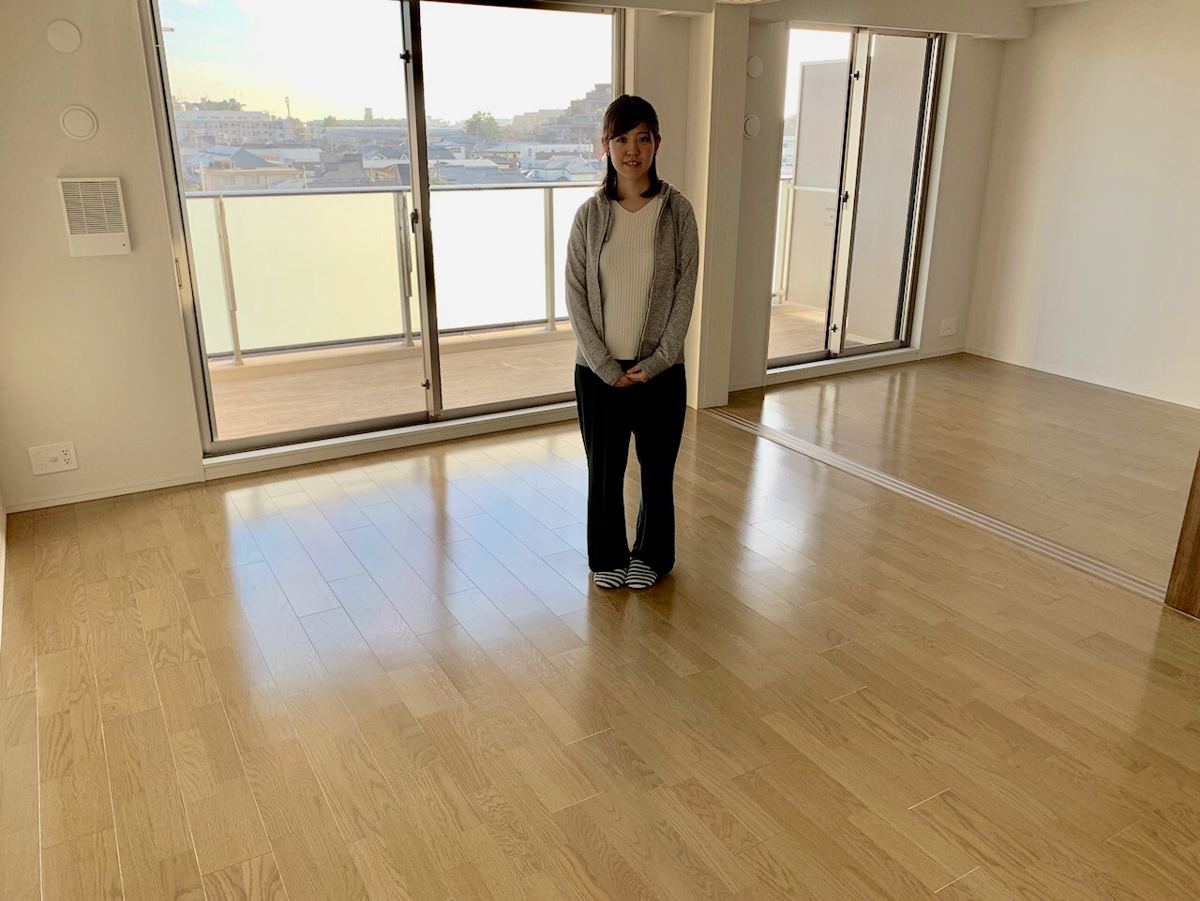 東京都豊島区のご新築マンションで施工後の床とお客様（水性ウレタンフロアコーティング施工後）