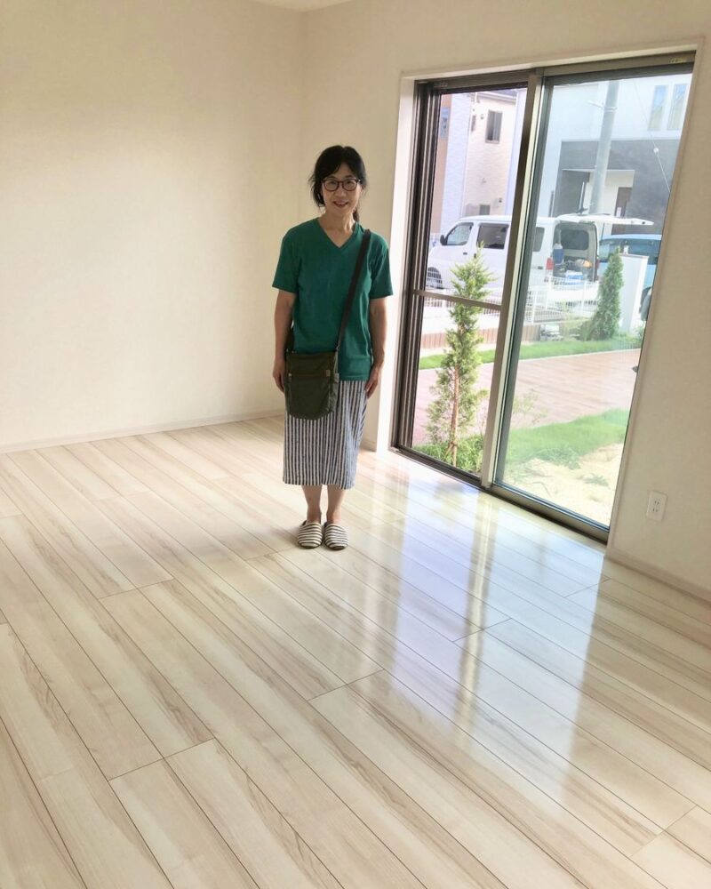 東京都豊島区のご新築戸建てで施工後の床とお客様（UVフロアコーティング施工後）