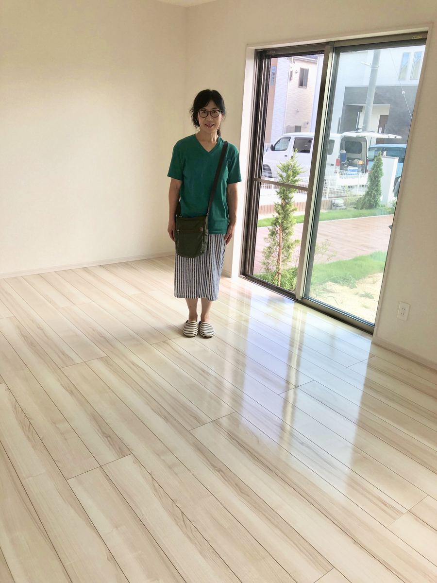 東京都豊島区のご新築戸建てで施工後の床とお客様(UVフロアコーティング施工後)