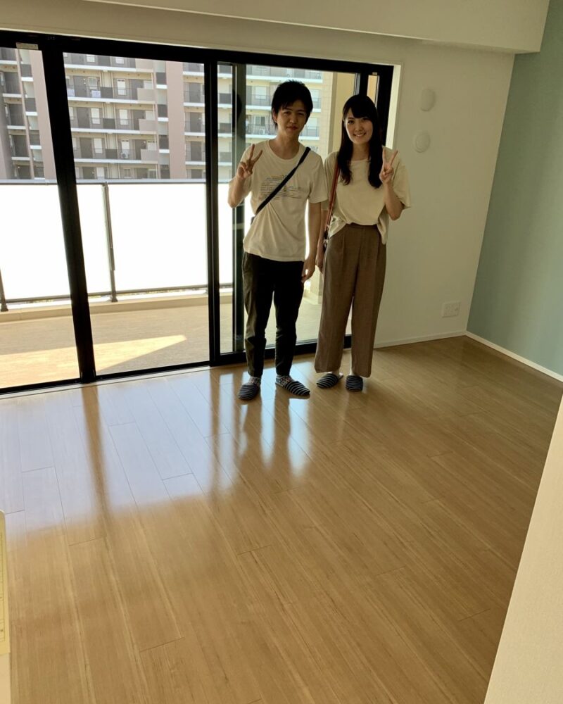 東京都豊島区のご新築マンションで施工後の床とお客様（UVフロアコーティング施工後）