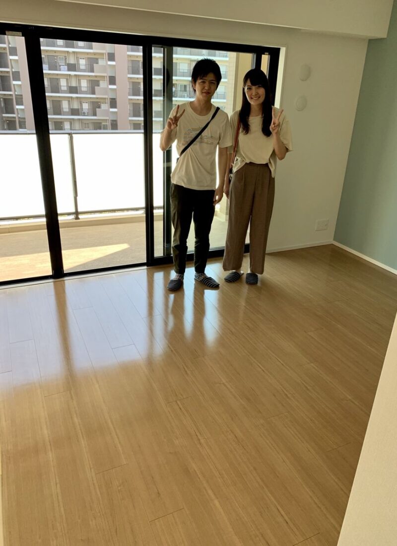 東京都豊島区のご新築マンションで施工後の床とお客様（UVフロアコーティング施工後）