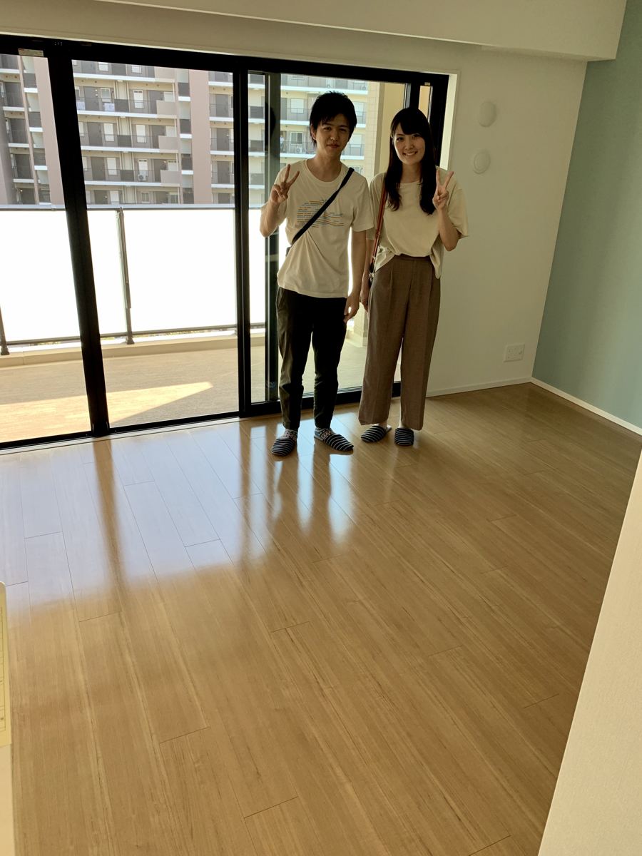 東京都豊島区のご新築マンションで施工後の床とお客様(UVフロアコーティング施工後)