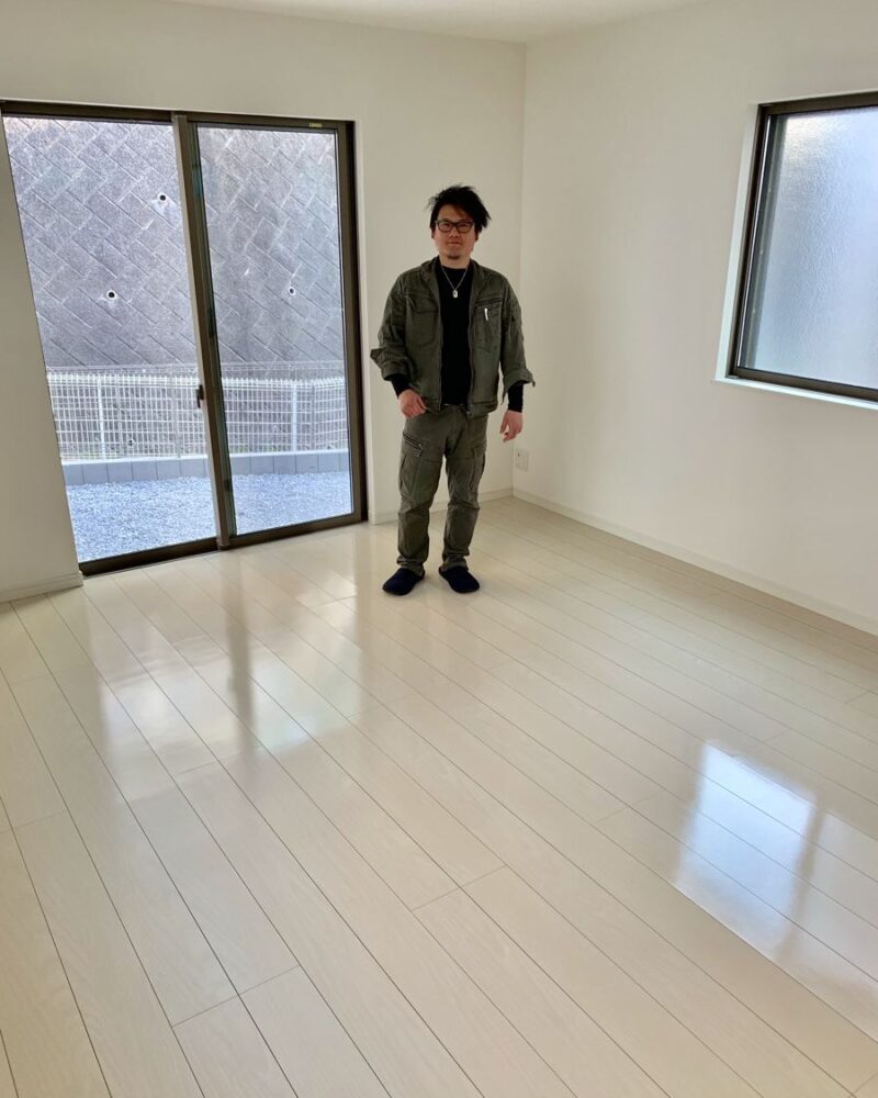 東京都豊島区のご新築マンションで施工後の床とお客様（UVフロアコーティング施工後）