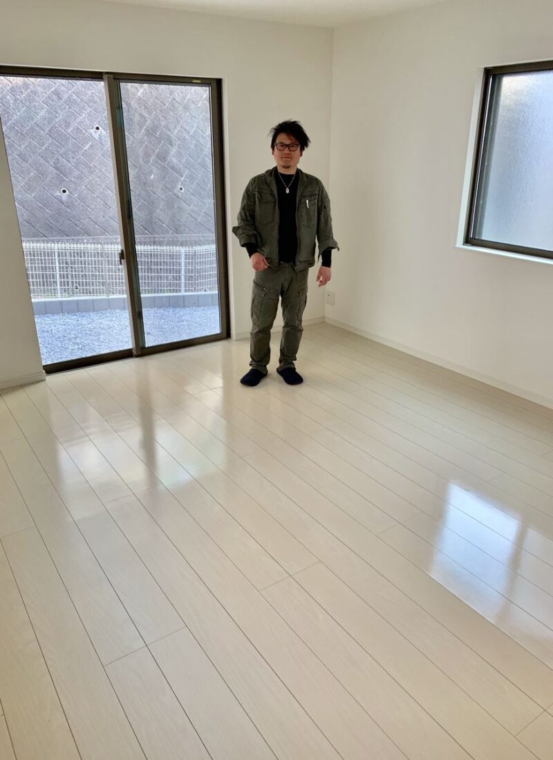 東京都豊島区のご新築マンションで施工後の床とお客様（UVフロアコーティング施工後）