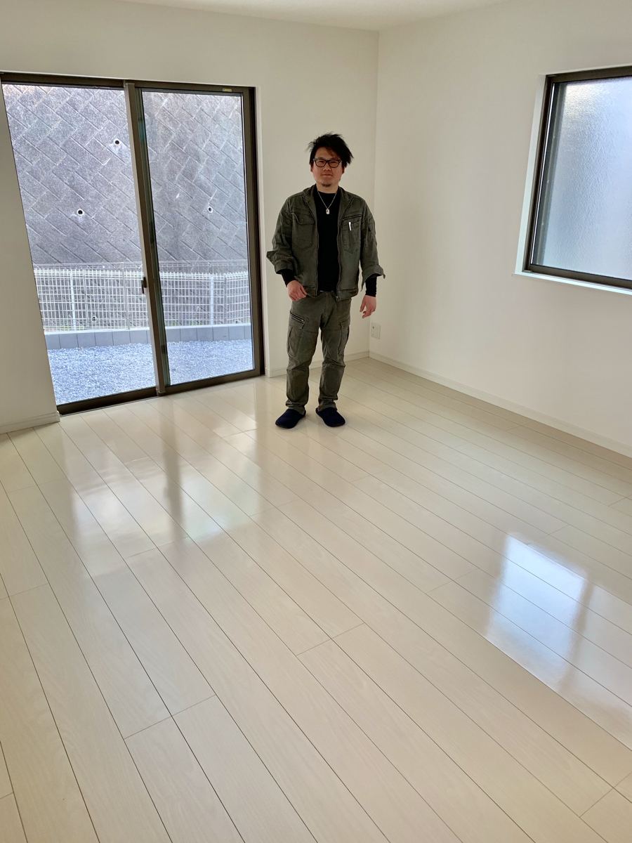 東京都豊島区のご新築マンションで施工後の床とお客様（UVフロアコーティング施工後）