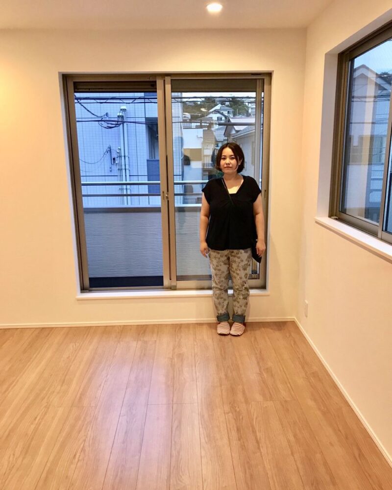 東京都豊島区のご新築マンションで施工後の床とお客様（ワンニャンすべらんフロアコーティング施工後）