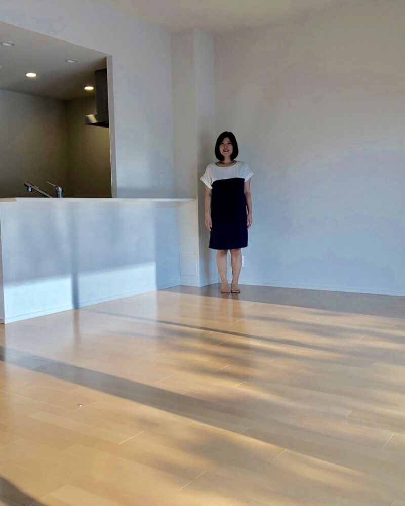 栃木県宇都宮市のご新築戸建てで施工後のLDKに立つお客様（シリコンフロアコーティング施工後）