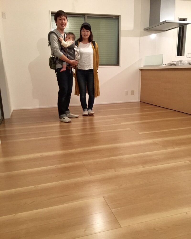 神奈川県横浜市のご新築戸建てで施工後の床とお客様（セラミックガラスフロアコーティング（光沢）施工後）