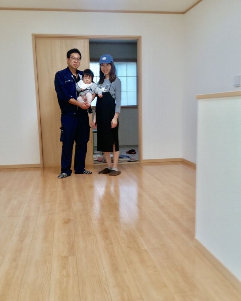 神奈川県横浜市のご新築マンションで施工後の床とお客様（セラミックガラスフロアコーティング（光沢）施工後）