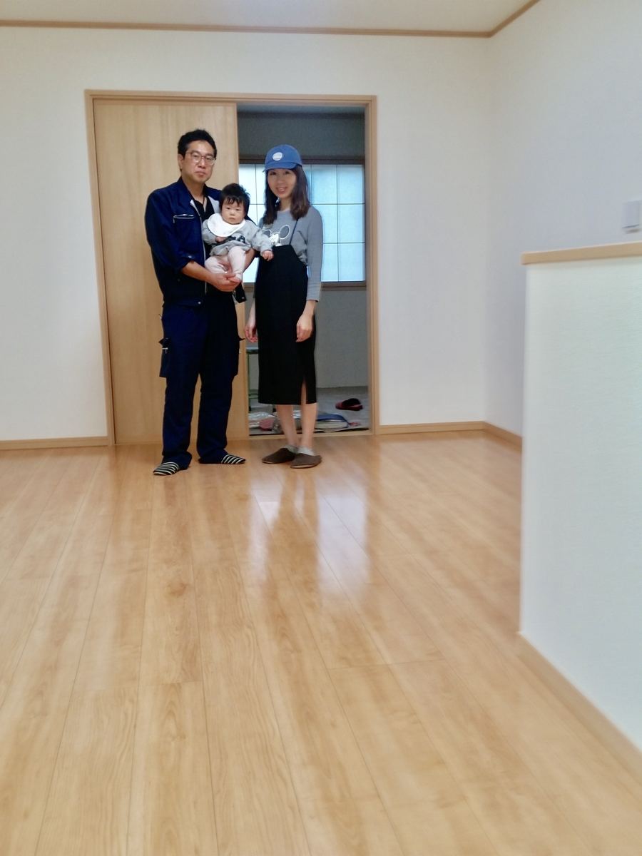 神奈川県横浜市のご新築マンションで施工後の床とお客様(セラミックガラスフロアコーティング(光沢)施工後)