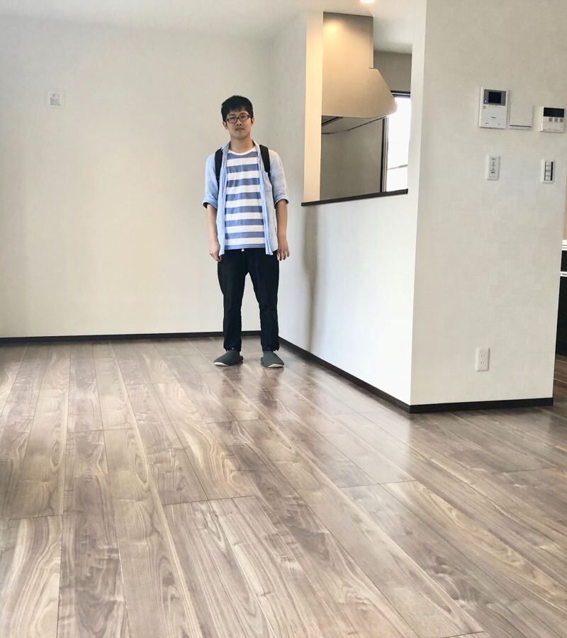 神奈川県横浜市のご新築戸建てで施工後の床とお客様（セラミックガラスフロアコーティング（光沢）施工後）