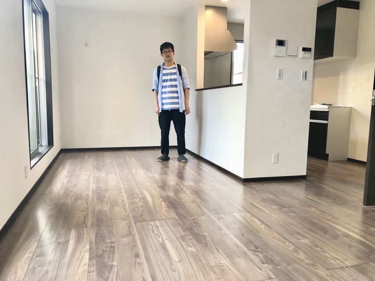 神奈川県横浜市のご新築戸建てで施工後の床とお客様(セラミックガラスフロアコーティング(光沢)施工後)