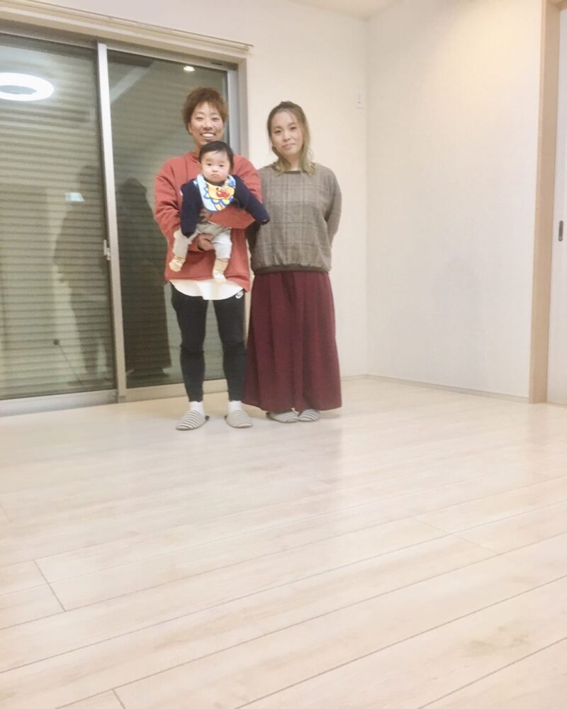 神奈川県横浜市港北区のご新築戸建てで施工後の明るい床に立つご家族（セラミックガラスフロアコーティング（微光沢）施工後）