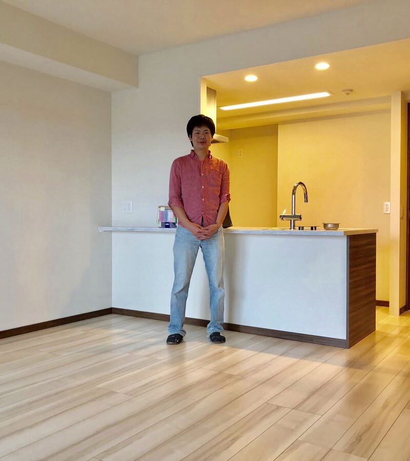 神奈川県横浜市のご新築マンションで施工後の床とお客様（セラミックガラスフロアコーティング（微光沢）施工後）