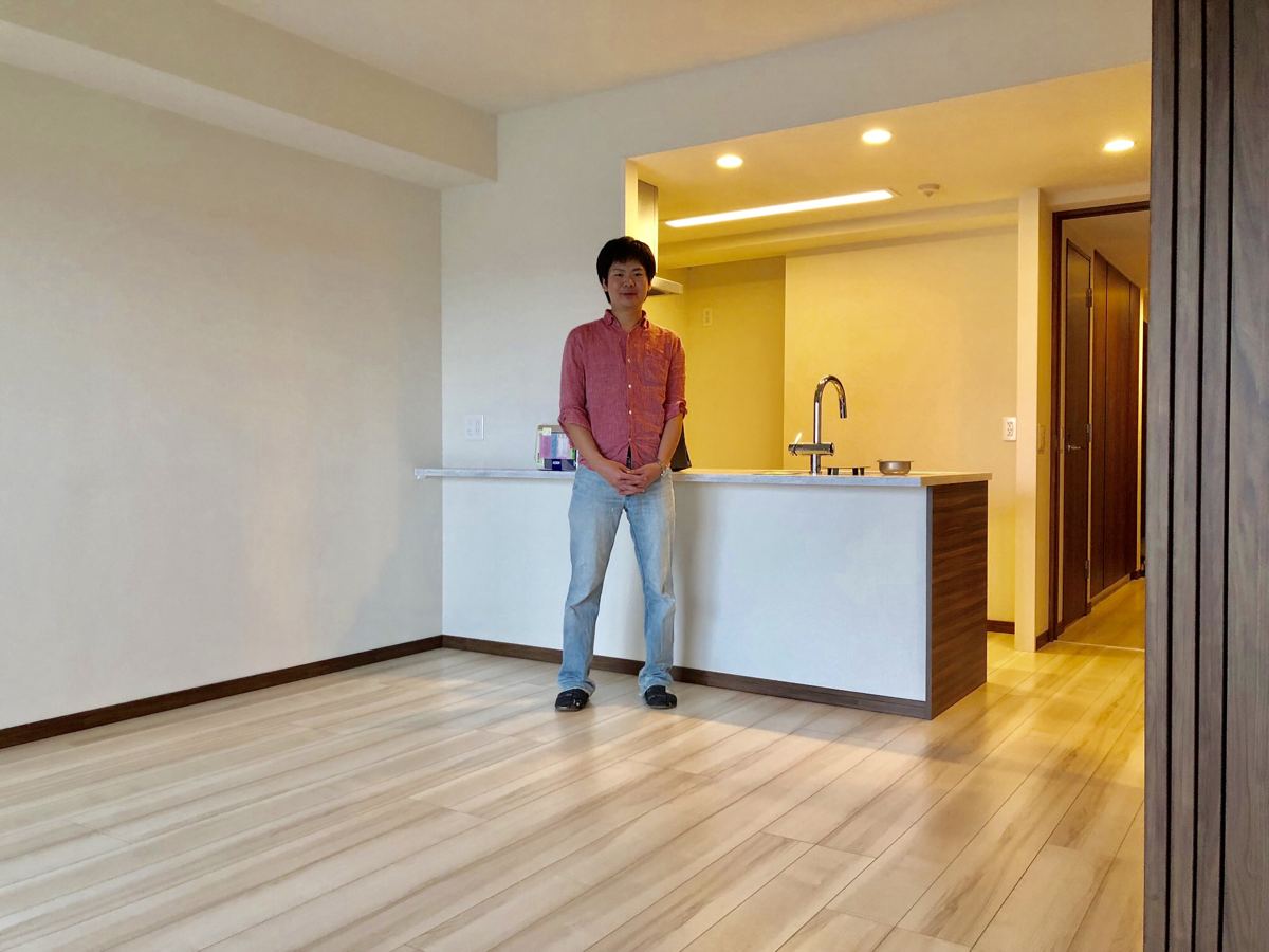神奈川県横浜市のご新築マンションで施工後の床とお客様（セラミックガラスフロアコーティング（微光沢）施工後）