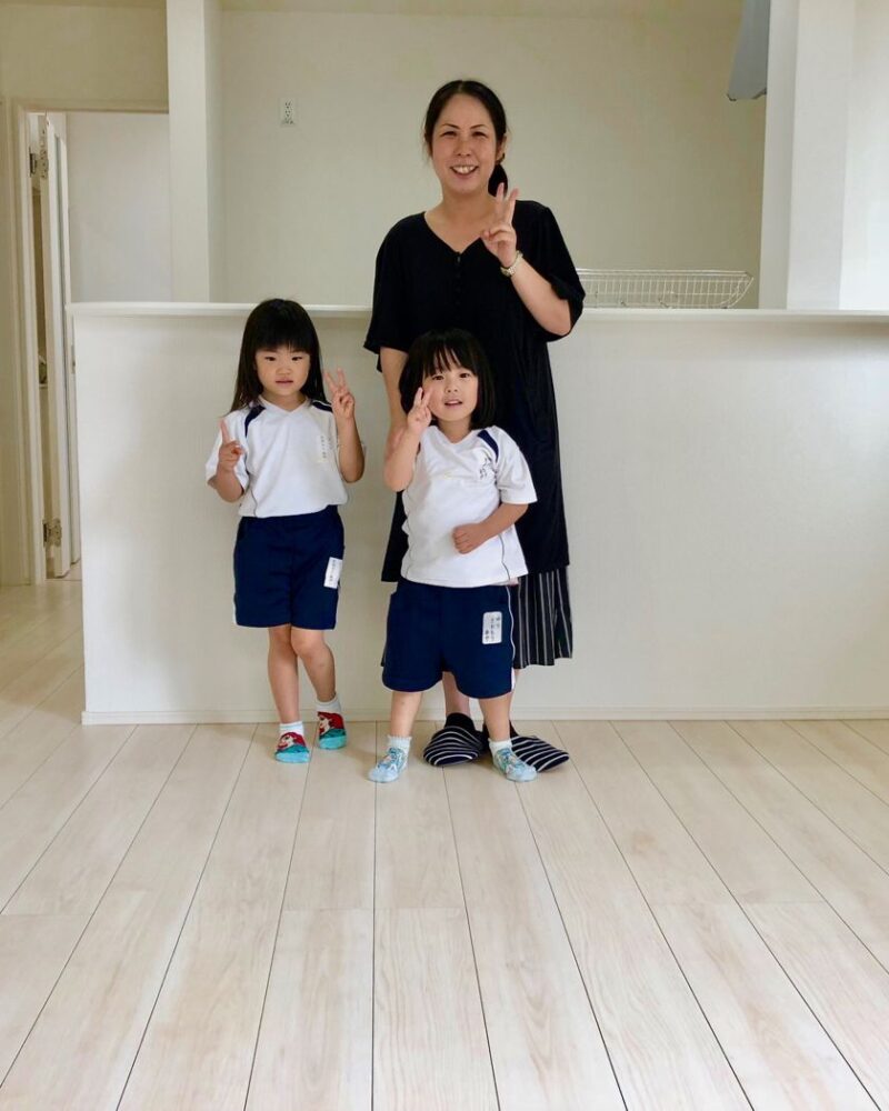 神奈川県横浜市港南区のリノベーション済みマンションで施工後のLDKに立つご家族（ガラスフロアコーティング施工後）