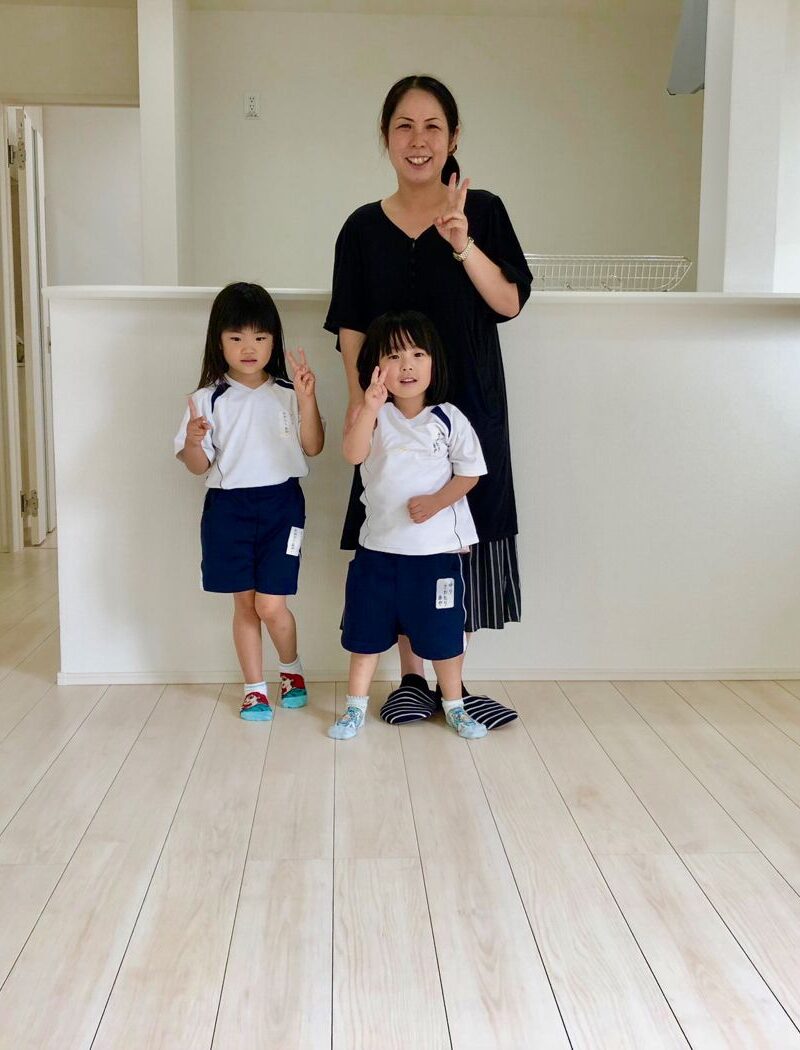 神奈川県横浜市港南区のリノベーション済みマンションで施工後のLDKに立つご家族（ガラスフロアコーティング施工後）