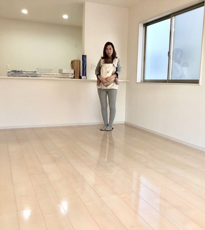 神奈川県横浜市のご新築戸建てで施工後の床とお客様（シリコンフロアコーティング施工後）
