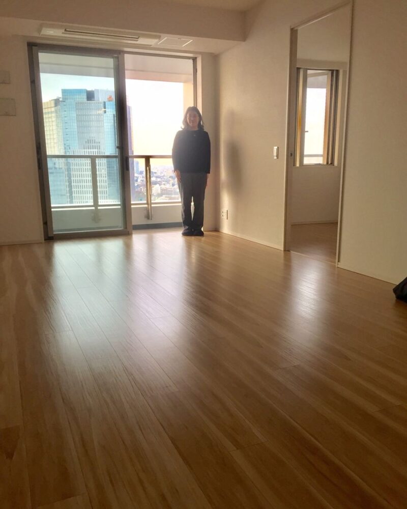 神奈川県横浜市のご新築戸建てで施工後の床とお客様（水性ウレタンフロアコーティング施工後）