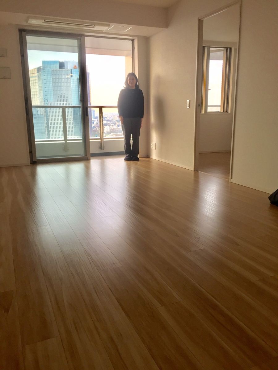 神奈川県横浜市のご新築戸建てで施工後の床とお客様(水性ウレタンフロアコーティング施工後)