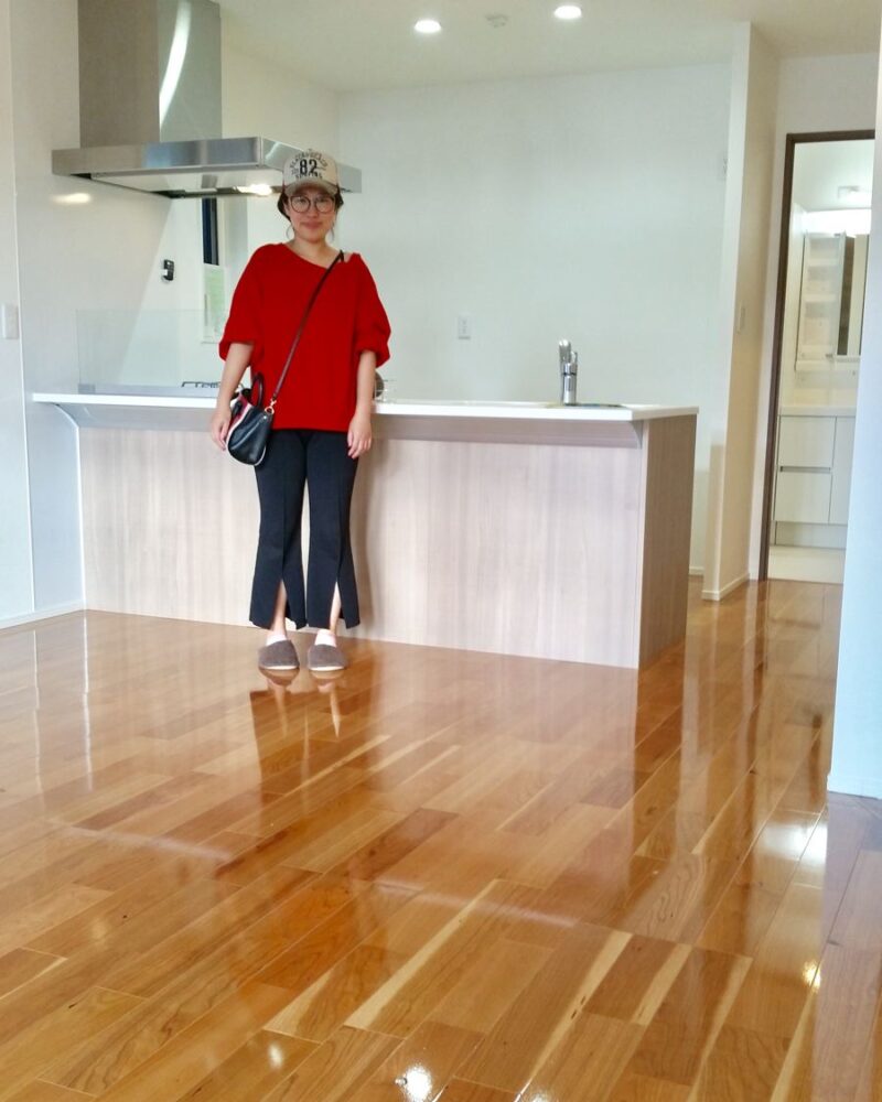 神奈川県横浜市のご新築マンションで施工後の床とお客様（UVフロアコーティング施工後）