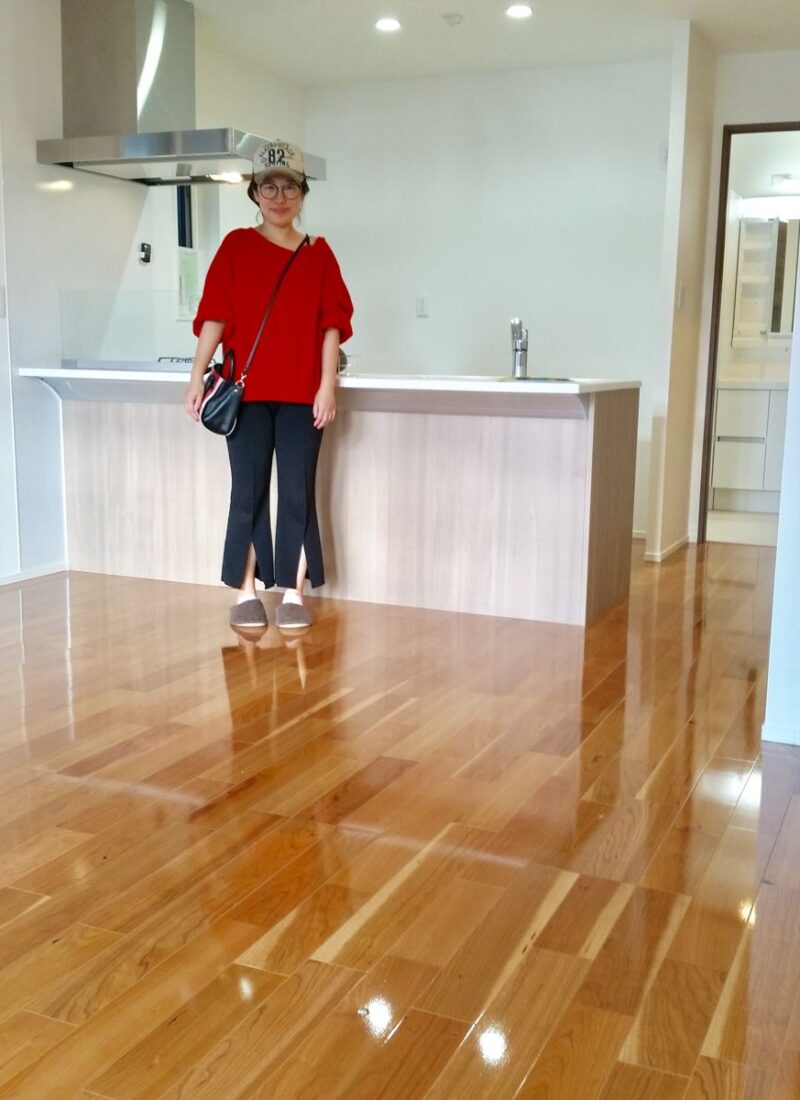 神奈川県横浜市のご新築マンションで施工後の床とお客様（UVフロアコーティング施工後）