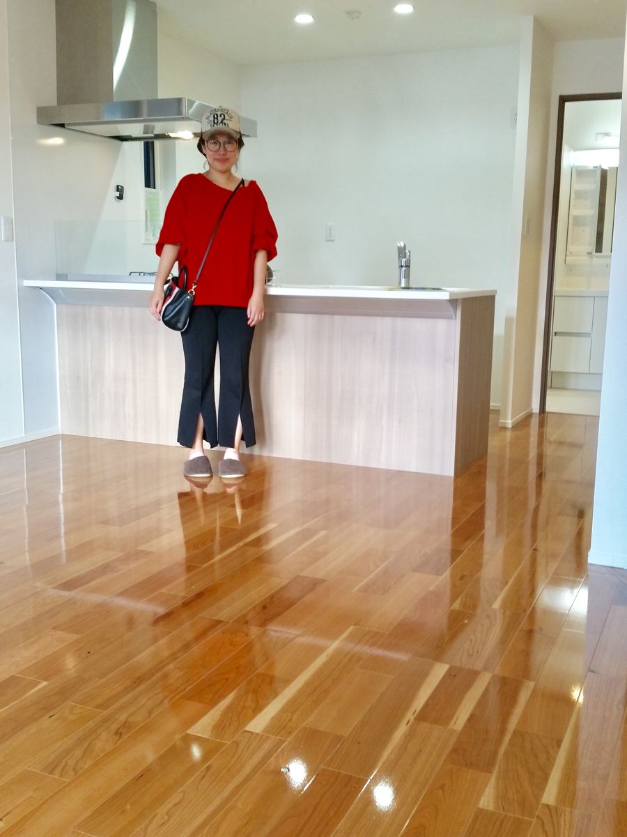 神奈川県横浜市のご新築マンションで施工後の床とお客様(UVフロアコーティング施工後)