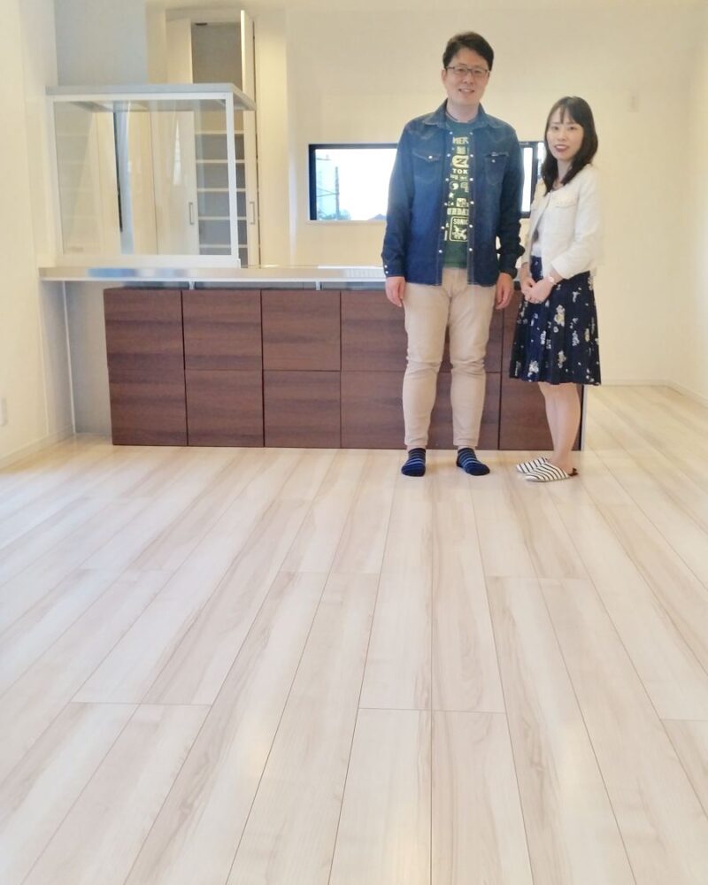 神奈川県横浜市のご新築マンションで施工後の床とお客様（ワンニャンすべらんフロアコーティング施工後）