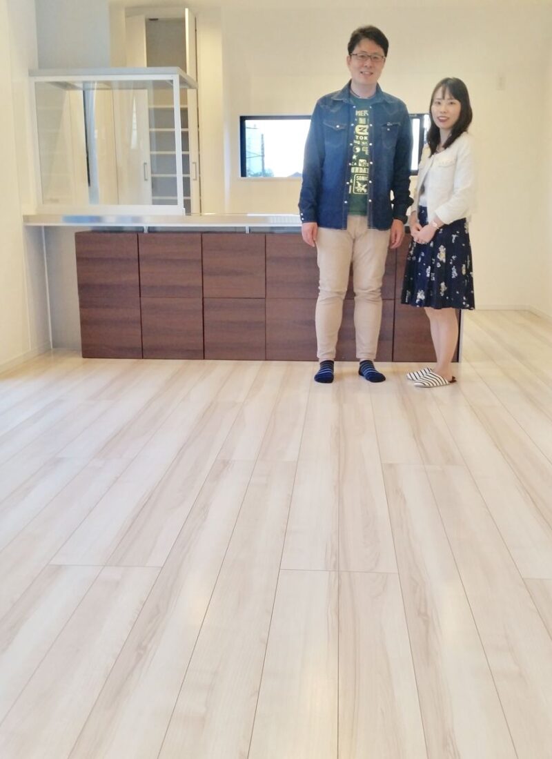 神奈川県横浜市のご新築マンションで施工後の床とお客様（ワンニャンすべらんフロアコーティング施工後）