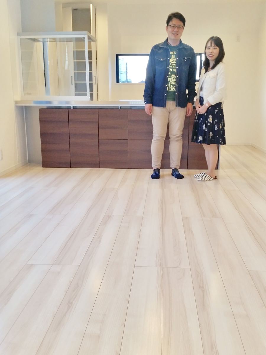 神奈川県横浜市のご新築マンションで施工後の床とお客様(ワンニャンすべらんフロアコーティング施工後)