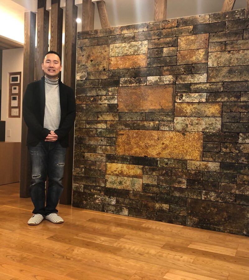 神奈川県横浜市のご新築戸建てで施工後の床とお客様（ワンニャンすべらんフロアコーティング施工後）