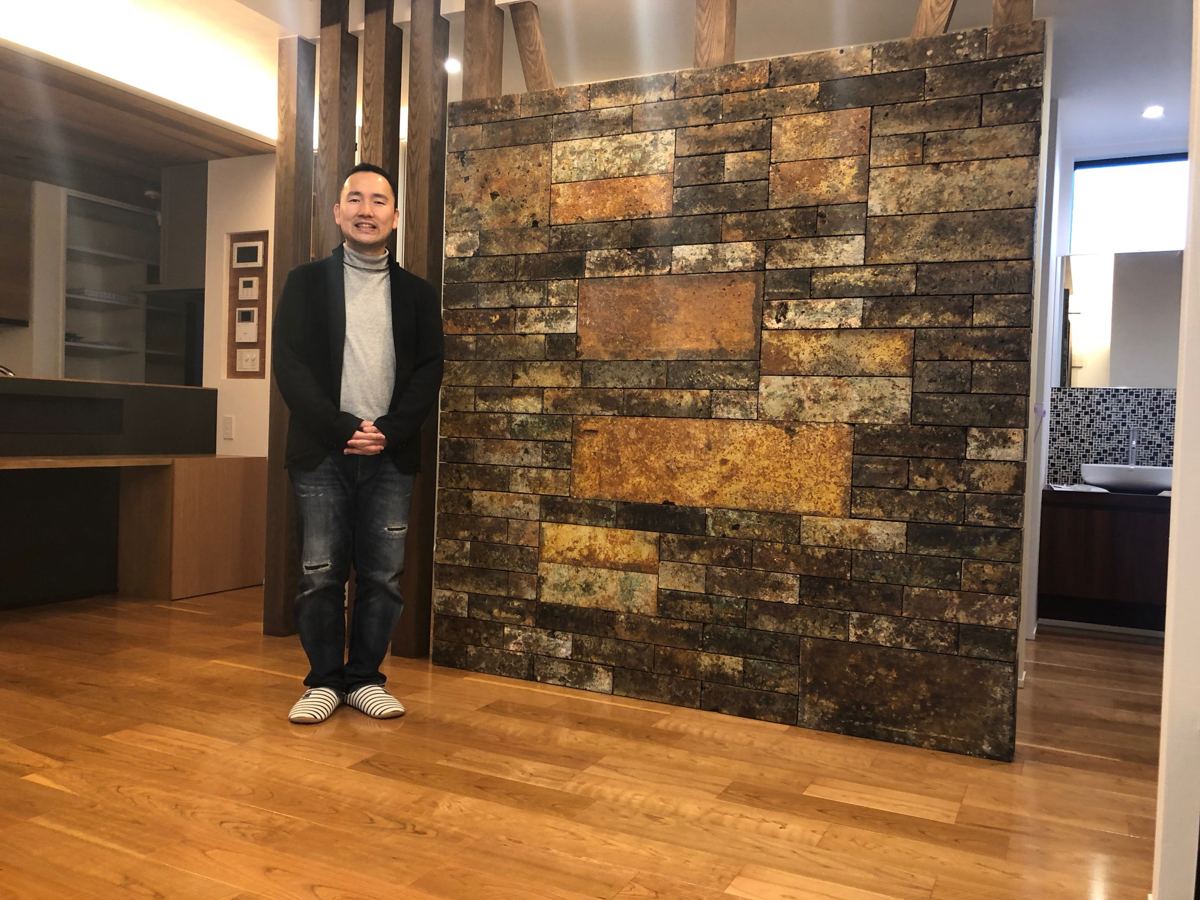 神奈川県横浜市のご新築戸建てで施工後の床とお客様（ワンニャンすべらんフロアコーティング施工後）