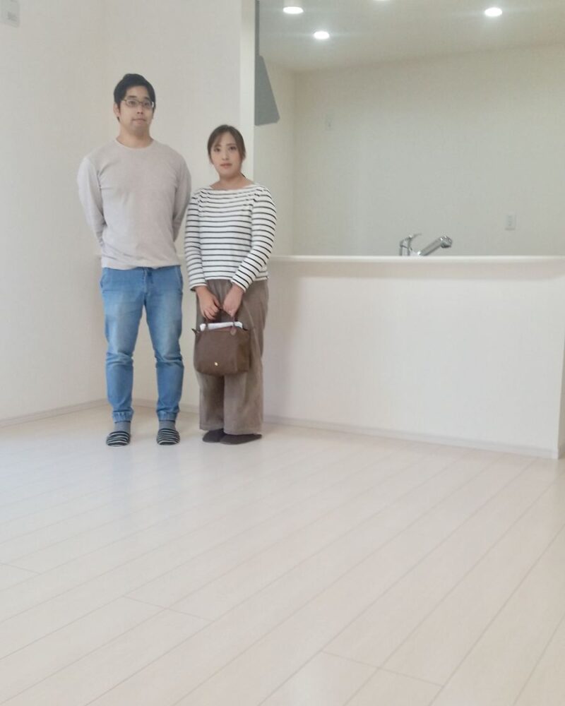 神奈川県横浜市のご新築マンションで施工後の床とお客様（ワンニャンすべらんフロアコーティング施工後）