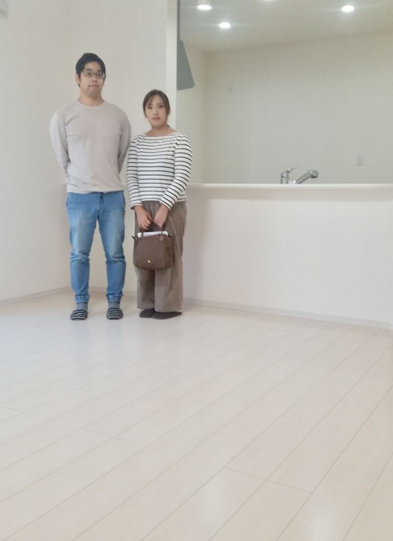 神奈川県横浜市のご新築マンションで施工後の床とお客様（ワンニャンすべらんフロアコーティング施工後）