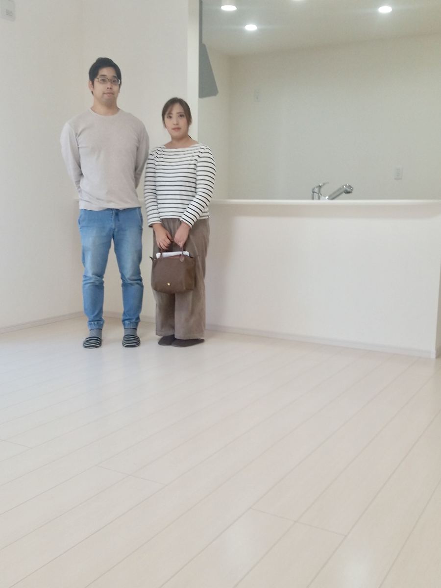 神奈川県横浜市のご新築マンションで施工後の床とお客様(ワンニャンすべらんフロアコーティング施工後)