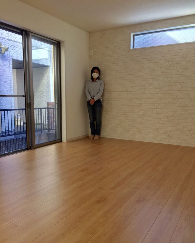 神奈川県横浜市のご新築マンションで施工後の床とお客様（ワンニャンすべらんフロアコーティング施工後）