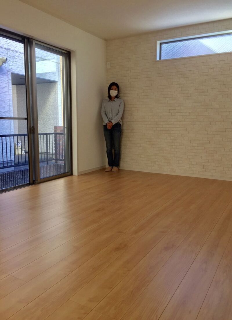 神奈川県横浜市のご新築マンションで施工後の床とお客様（ワンニャンすべらんフロアコーティング施工後）