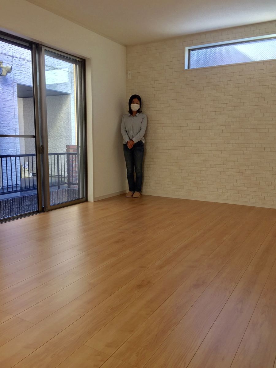 神奈川県横浜市のご新築マンションで施工後の床とお客様(ワンニャンすべらんフロアコーティング施工後)