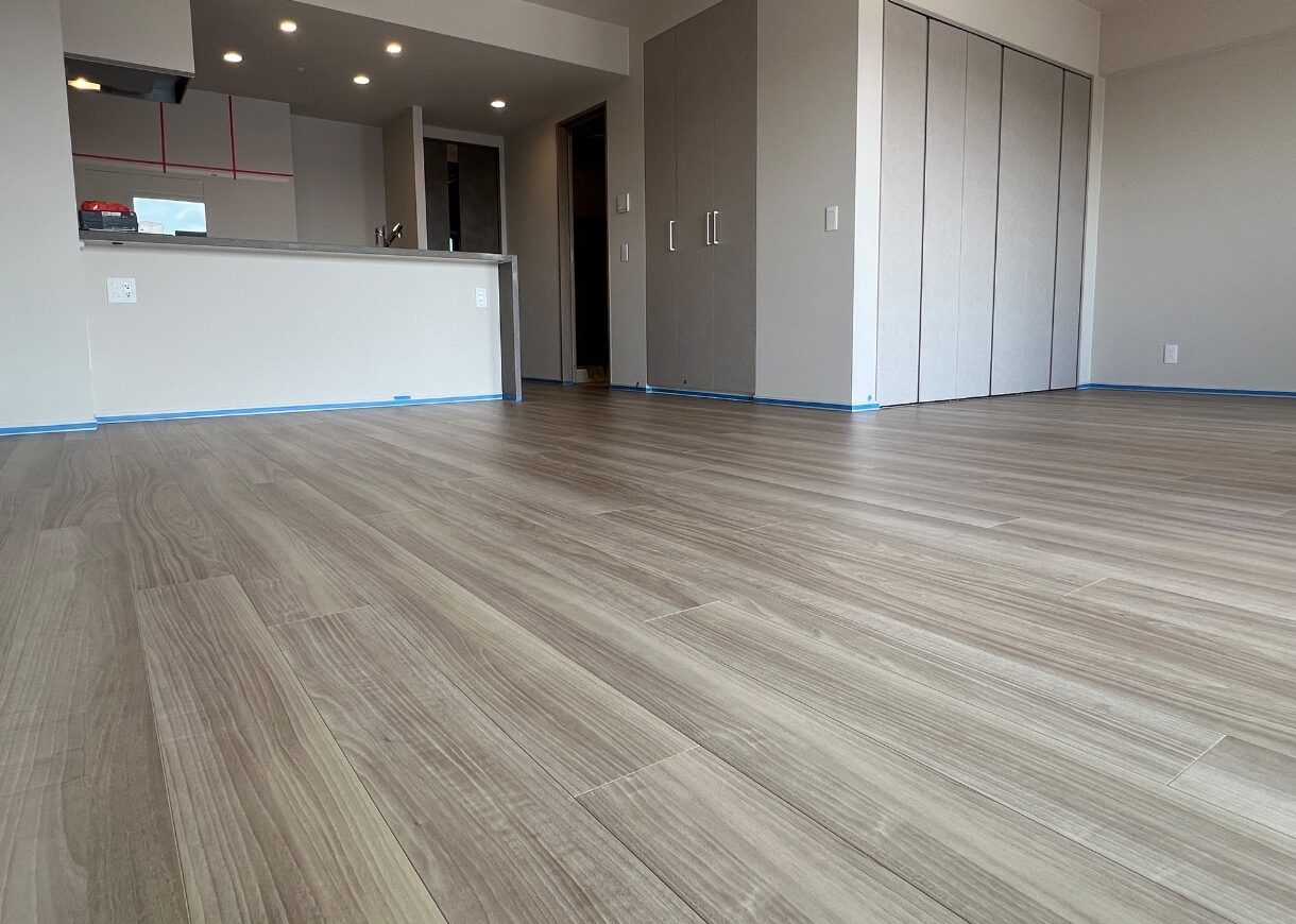 【施工前】セラミックガラスフロアコーティングの施工前|千葉県木更津市のご新築マンションのフローリング(セラミックガラスフロアコーティング施工前)