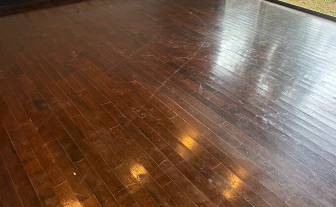【施工前】千葉県四街道市のフロアコーティングの施工前｜千葉県四街道市のご入居中戸建ての無垢材フローリング（フロアコーティング施工前）｜フロアサンディング