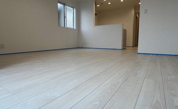 【施工前】ガラスフロアコーティングの施工前｜神奈川県横浜市鶴見区のご新築戸建てのシートフローリング（フロアコーティング施工前）