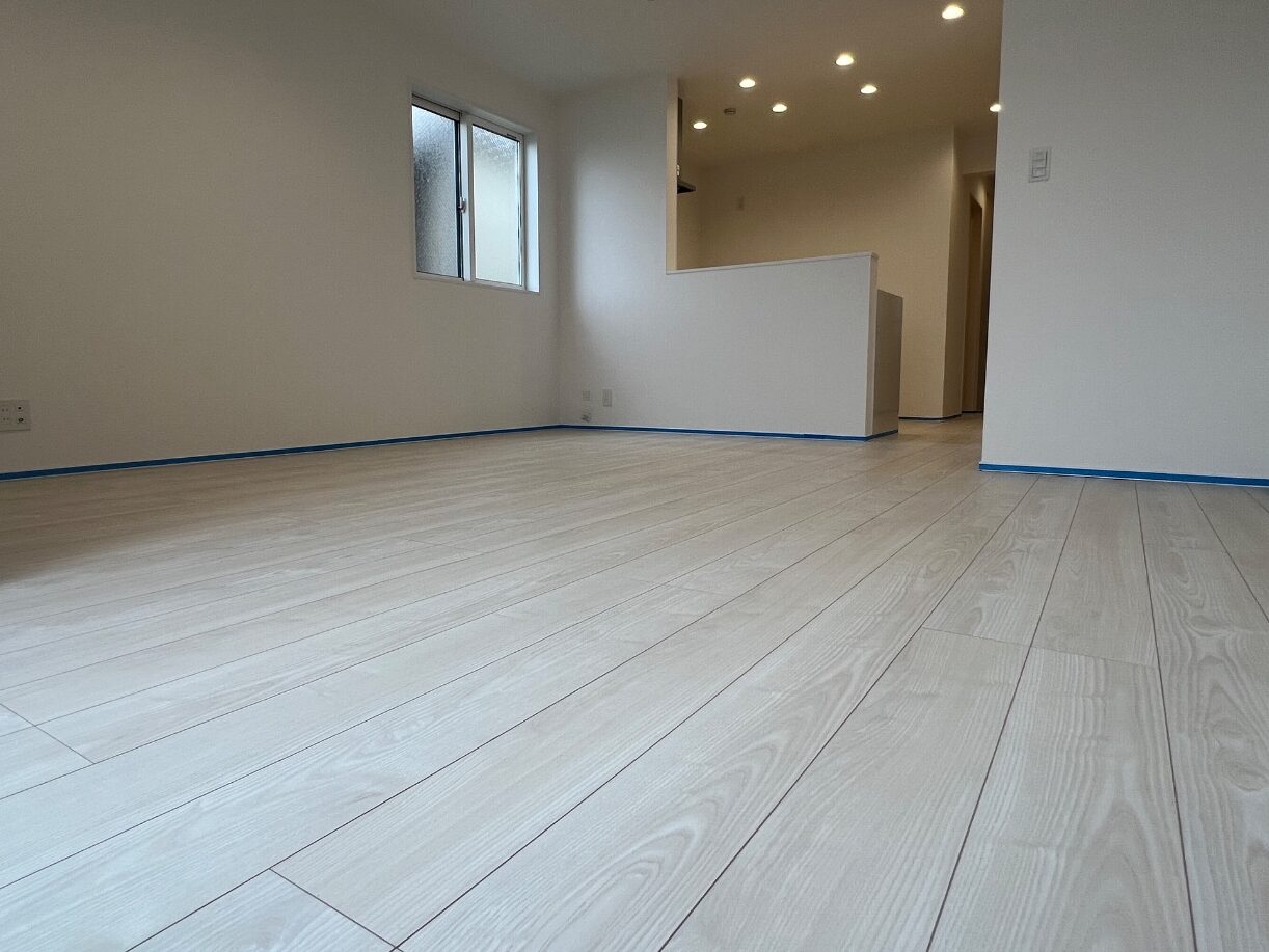 【施工前】ガラスフロアコーティングの施工前|神奈川県横浜市鶴見区のご新築戸建てのシートフローリング(ガラスフロアコーティング施工前)