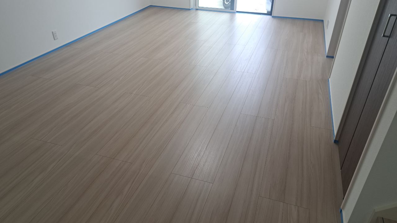 【施工前】ガラスフロアコーティングの施工前|埼玉県上尾市のご新築戸建てのシートフローリング(ガラスフロアコーティング施工前)