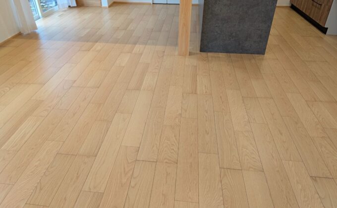 【施工後】埼玉県さいたま市岩槻区のフロアコーティングの施工後｜埼玉県さいたま市岩槻区のご新築戸建てにフロアコーティングを施工した仕上り｜ワンニャンすべらん