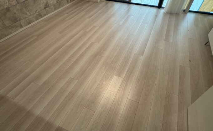 【施工後】東京都中央区のフロアコーティングの施工後｜東京都中央区のご新築マンションにフロアコーティングを施工した仕上り｜ワンニャンすべらん