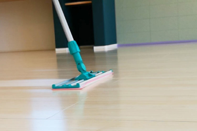 フロアコーティング（下地剤）の塗布